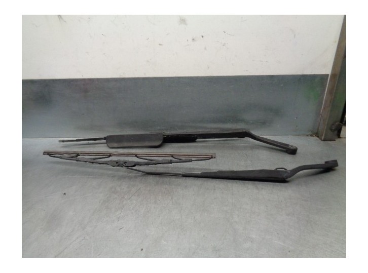 Recambio de brazo limpia delantero derecho para ssangyong rexton w 2.0 td cat referencia OEM IAM 7831108000 7832108000 