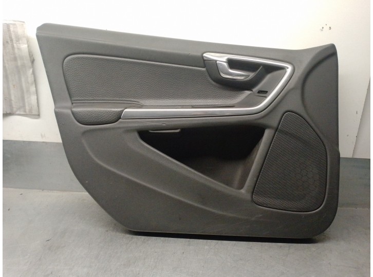 Recambio de guarnecido puerta delantera izquierda para volvo v60 kombi 2.0 diesel cat referencia OEM IAM 8686852 2482724 
