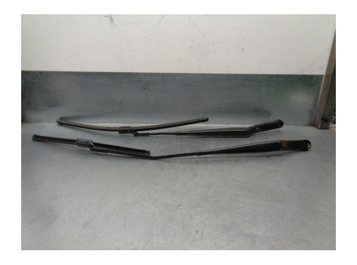 Recambio de brazo limpia delantero derecho para skoda rapid 1.4 16v tsi referencia OEM IAM 