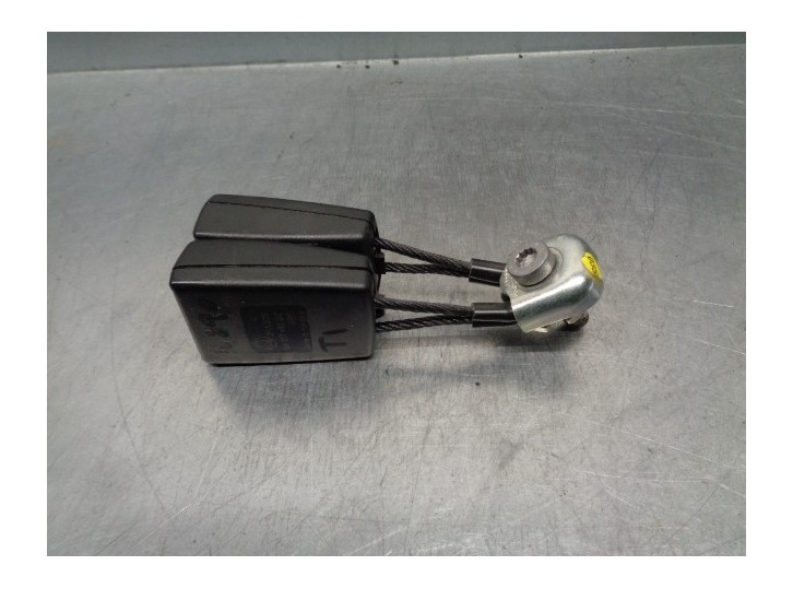 Recambio de enganche cinturon para skoda rapid 1.4 16v tsi referencia OEM IAM 5JA857488  TRA IZ CENT.