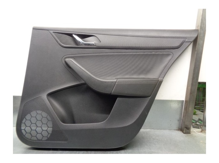 Recambio de guarnecido puerta trasera derecha para skoda rapid 1.4 16v tsi referencia OEM IAM 5JJ867024E 5JH867212 