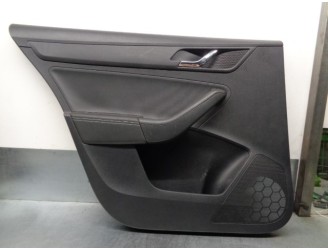 Recambio de guarnecido puerta trasera izquierda para skoda rapid 1.4 16v tsi referencia OEM IAM 5JJ867023E 5JH867211 