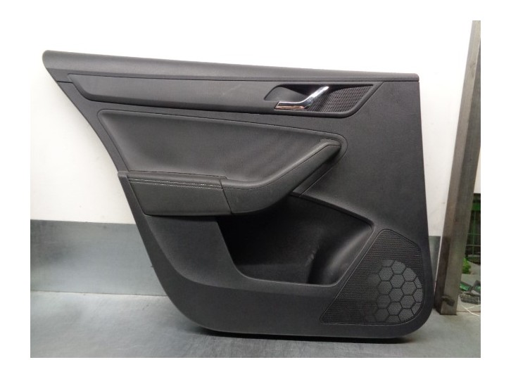 Recambio de guarnecido puerta trasera izquierda para skoda rapid 1.4 16v tsi referencia OEM IAM 5JJ867023E 5JH867211 