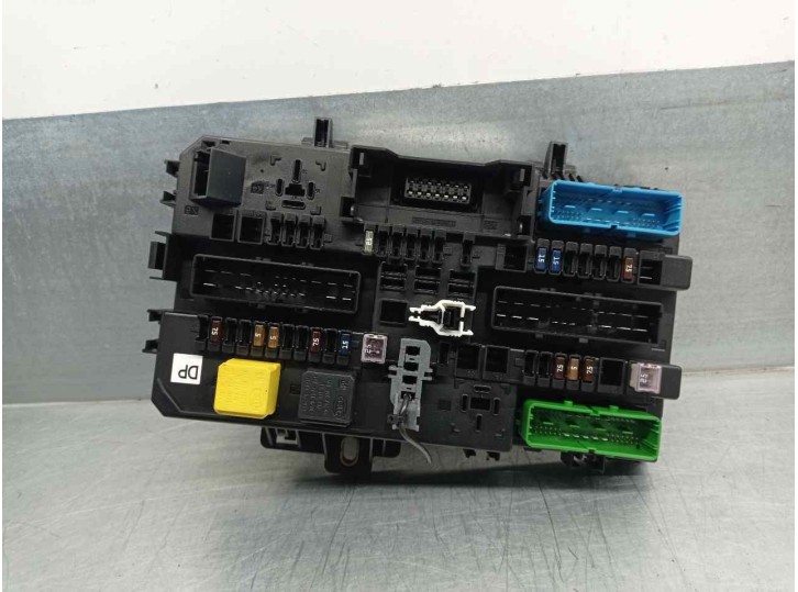 Recambio de caja reles / fusibles para opel astra h berlina 1.6 16v referencia OEM IAM 13181278 5DK00866931 HELLA