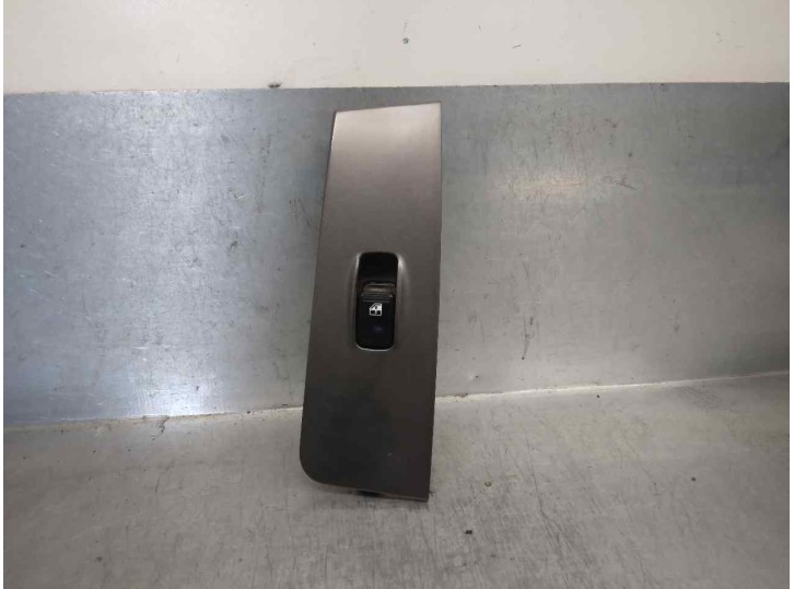 Recambio de mando elevalunas delantero derecho para hyundai matrix (fc) 1.6 cat referencia OEM IAM 9358017000  