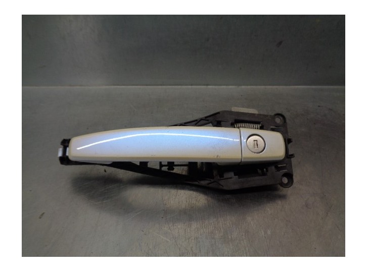 Replacement front left exterior door handle for Opel Corsa D 1.3 16V CDTi CAT (Z 13 DTH / L4I) OEM IAM reference 138685 