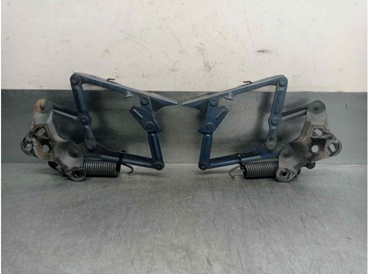 Replacement hood struts for Volvo 740 Series sedan/estate 2.3 OEM IAM reference 