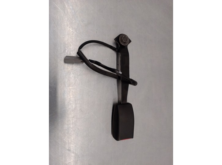 Recambio de enganche cinturon para mazda 3 lim. (bl) 1.6 16v cat referencia OEM IAM B2000 DELANTERO IZQUIERDO 2 PINES / 5 PUERTA