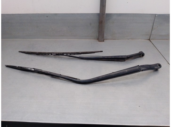 Replacement front right wiper arm for Mazda 3 lim. (BL) 1.6 16V cat OEM IAM reference 8Y19D36A 8X23D35A 