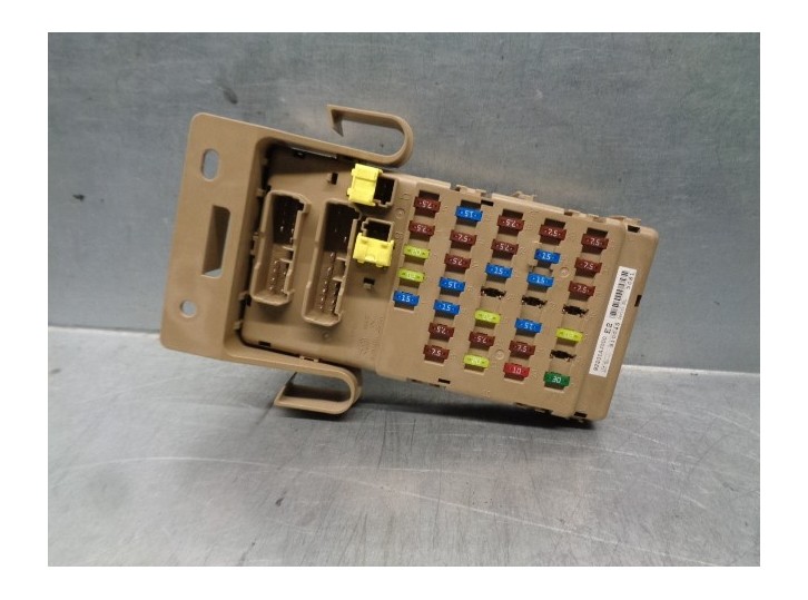 Recambio de caja reles / fusibles para subaru legacy kombi/outback b14 2.0 diesel cat referencia OEM IAM 82201AJ000 