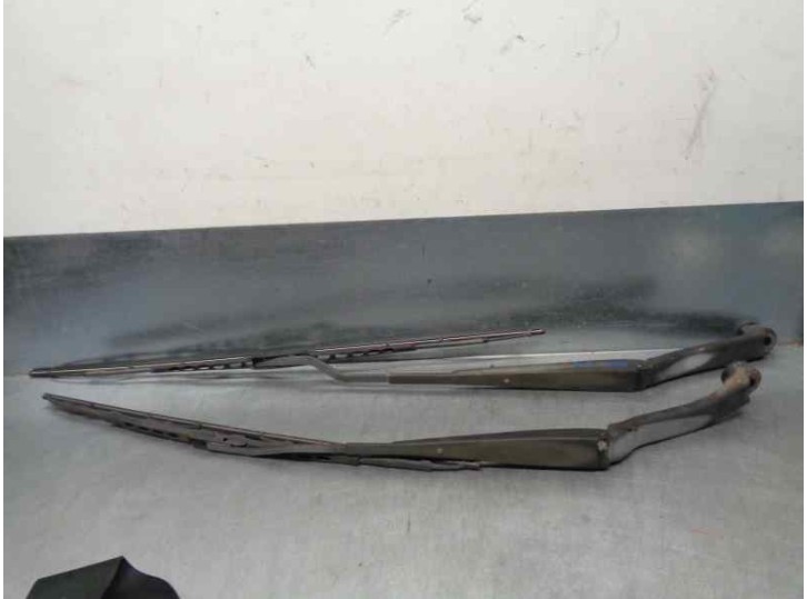 Recambio de brazo limpia delantero derecho para mitsubishi grandis (na0w) 2.0 di-d cat referencia OEM IAM 8250A270  