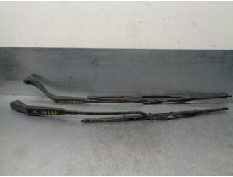 Replacement front right wiper arm for Nissan Primera berl./familiar (P10/W10) 2.0 16V cat OEM IAM reference 