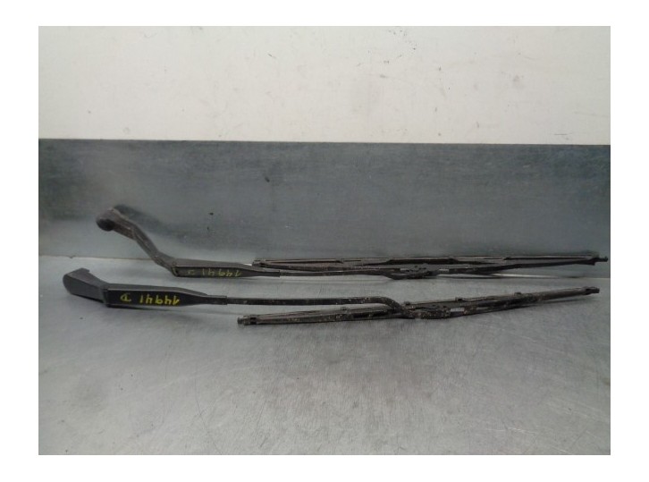 Recambio de brazo limpia delantero derecho para nissan primera berl./familiar (p10/w10) 2.0 16v cat referencia OEM IAM 