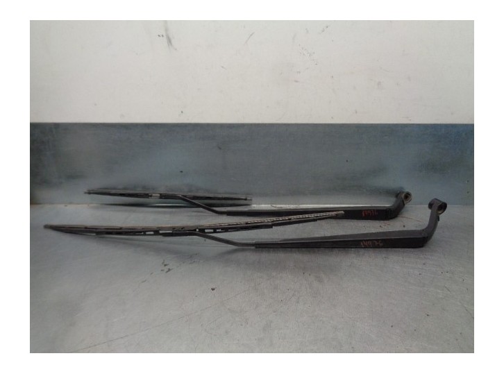 Replacement front right wiper arm for Toyota Corolla (E12) 2.0 turbodiesel CAT OEM IAM reference 