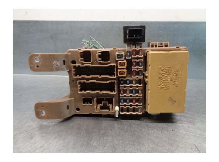 Replacement relay/fuse box for Toyota Corolla (E12) 2.0 turbodiesel CAT OEM IAM reference 8264113040 