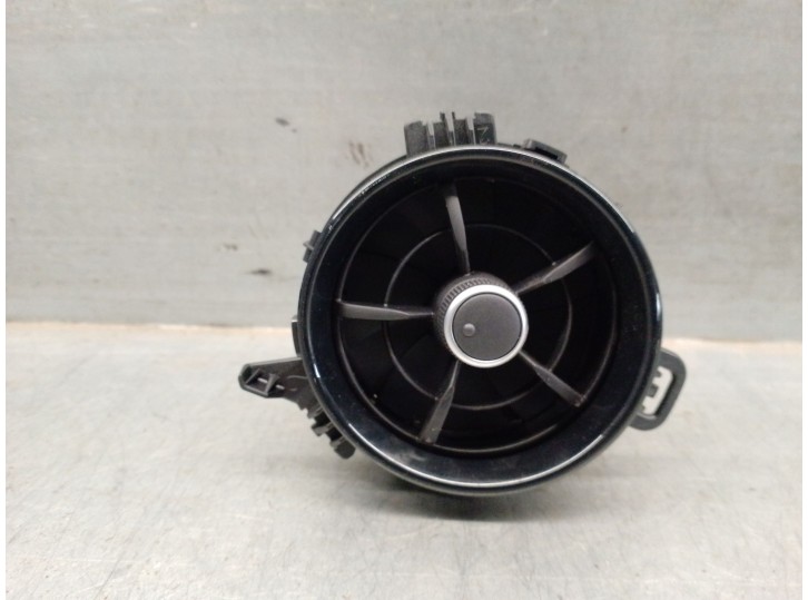 Recambio de aireador para toyota yaris (_p13_) 1.5 hybrid (nhp130_) referencia OEM IAM 5556862280  