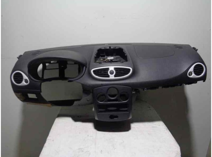 Recambio de salpicadero para renault clio grandtour 1.2 16v referencia OEM IAM 681008146R NEGRO 