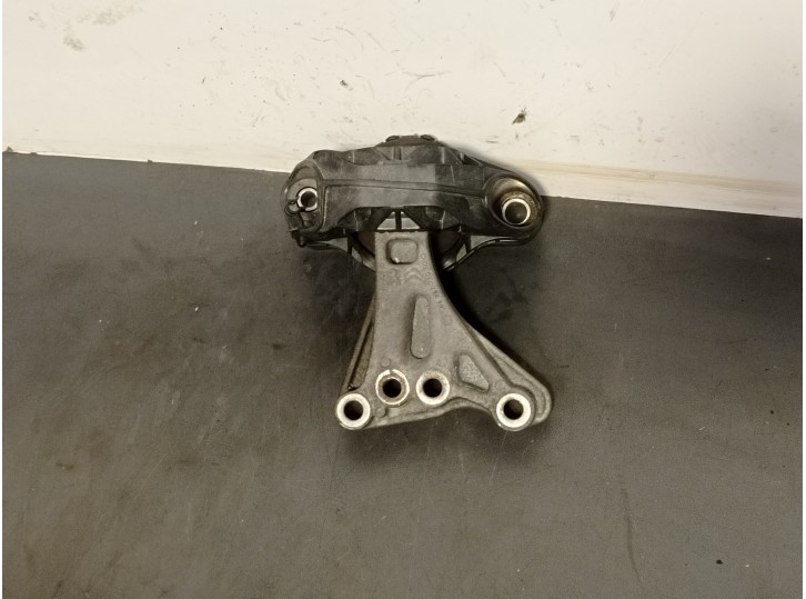 Replacement right engine mount for Citroën C3 III (SX) 1.2 VTi 82 OEM IAM reference 9676780580 9676780580 