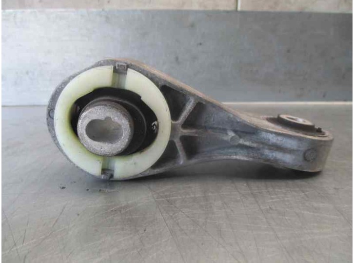 Replacement engine mount for Nissan NV 200 (M20) 1.5 dCi CAT OEM IAM reference 326C62 