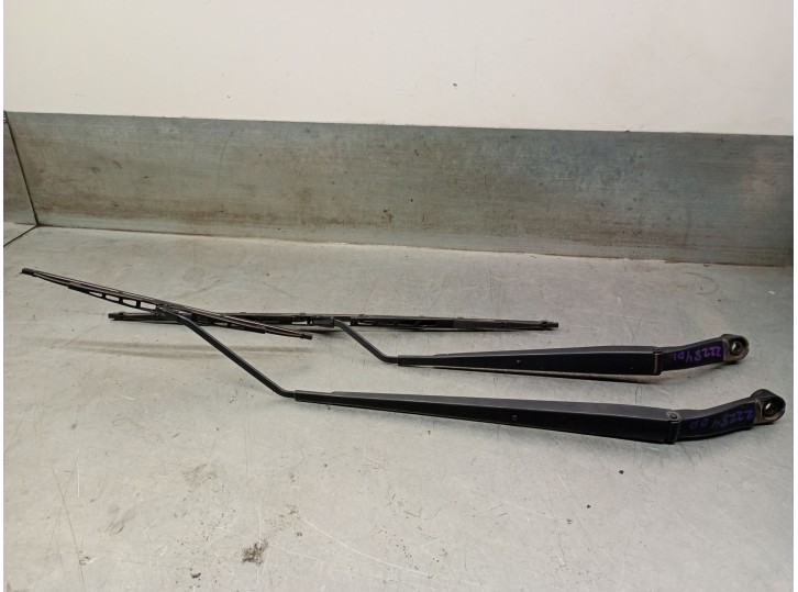 Recambio de brazo limpia delantero derecho para nissan tiida hatchback (c11) 1.5 dci referencia OEM IAM 28881EM30A 28886EL000 