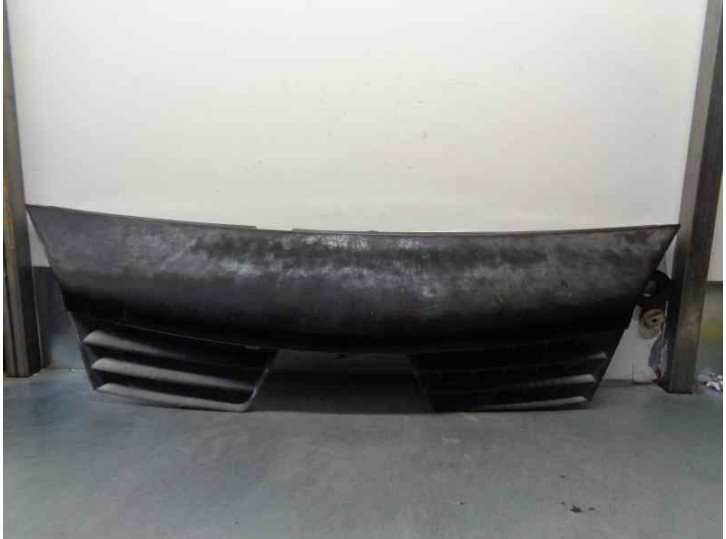 Recambio de rejilla delantera para renault scenic ii 1.5 dci diesel referencia OEM IAM 8200140329 