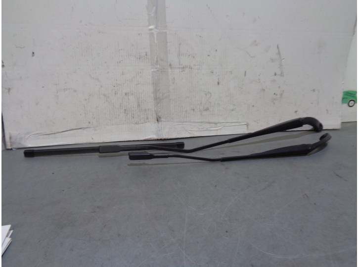 Replacement right front wiper arm for Dacia Dokker 1.6 CAT OEM IAM reference 