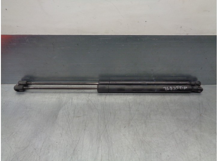 Replacement tailgate / boot lid struts for Renault Megane II Estate 1.6 16V OEM IAM reference 8200119498 