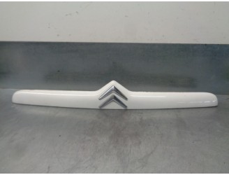 Replacement exterior tailgate handle for Citroën Xsara saloon 1.6 16V CAT (NFU / TU5JP4) OEM IAM reference 9636077077 