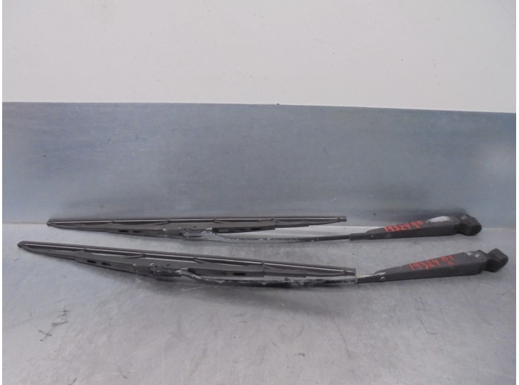 Recambio de brazo limpia delantero derecho para ford fiesta berl./courier 1.1 cat referencia OEM IAM 6164248  