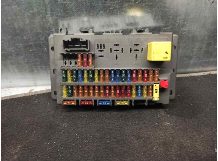 Recambio de caja reles / fusibles para mg serie 75 (rj) 2.5 v6 24v cat referencia OEM IAM YQE103138  