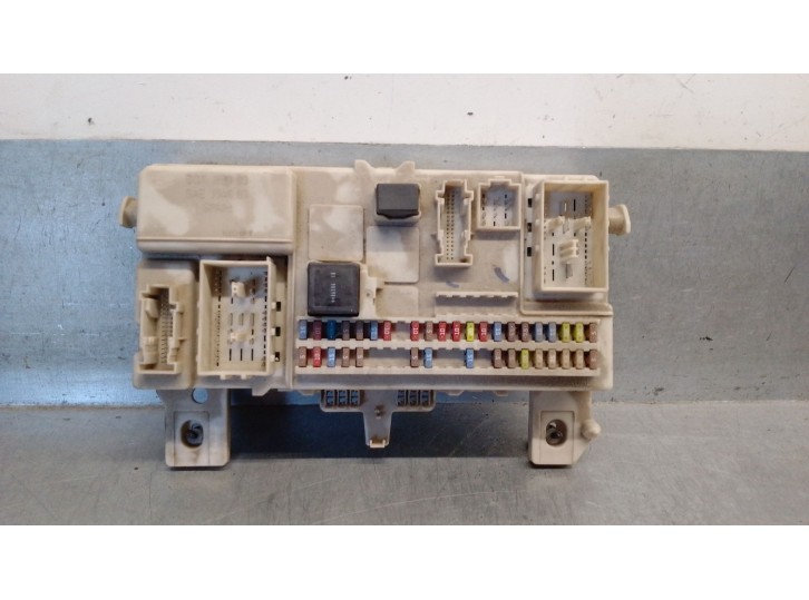 Recambio de caja reles / fusibles para volvo v50 familiar 2.0 diesel cat referencia OEM IAM 30765015 