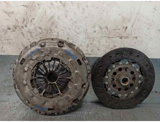 Replacement of clutch kit for Volvo S60 Saloon 2.4 diesel CAT OEM IAM reference 30783258 324042310 LUK