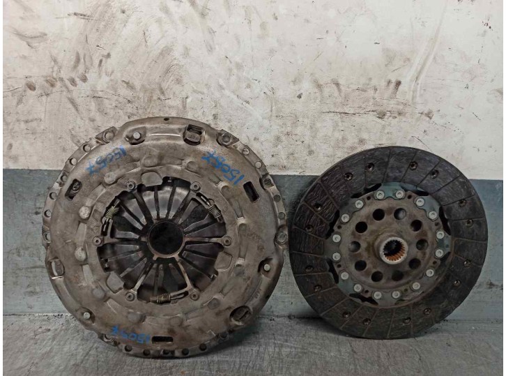 Replacement of clutch kit for Volvo S60 Saloon 2.4 diesel CAT OEM IAM reference 30783258 324042310 LUK