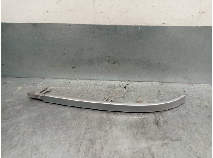 Replacement headlight trim ring for Peugeot 406 Saloon (S1/S2) 2.0 CAT OEM IAM reference 9624516177 