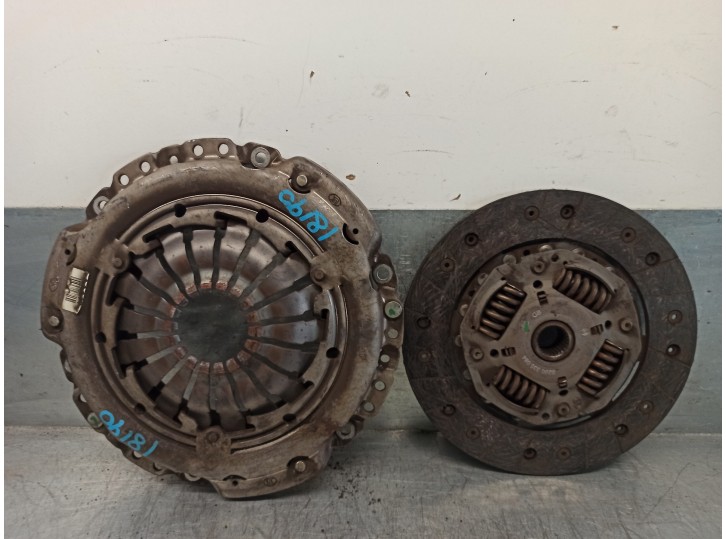 Replacement clutch kit for Renault Megane III saloon 5 doors 1.5 dCi diesel CAT OEM IAM reference 8200527569 