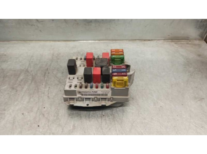 Recambio de caja reles / fusibles para fiat punto berlina (188) 1.2 cat referencia OEM IAM 46760253 