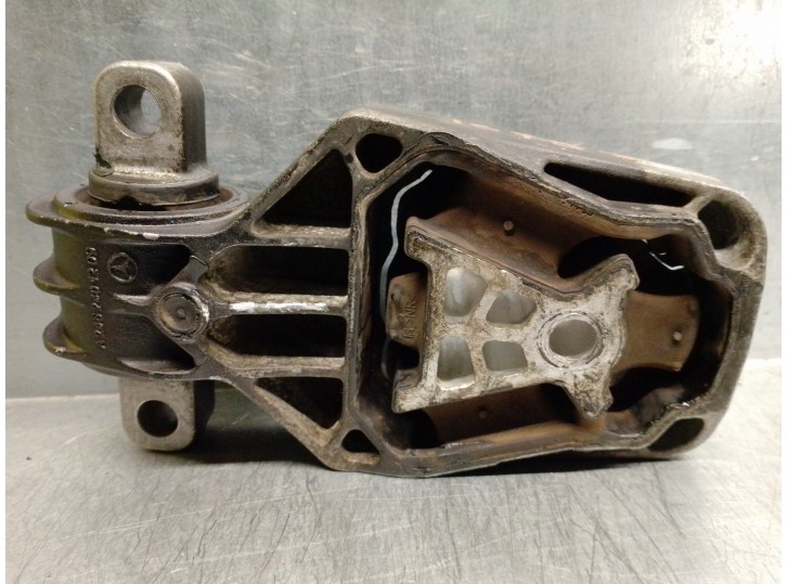 Replacement engine mount for Mercedes-Benz CLA Class (W117) 2.1 CDi CAT OEM IAM reference A2462401209 