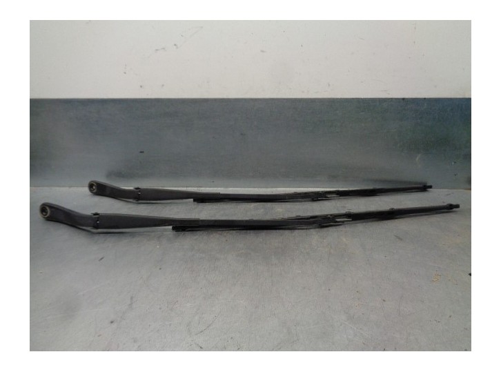 Replacement front right wiper arm for Dacia Duster 1.5 dCi diesel FAP cat OEM IAM reference 288860525R 