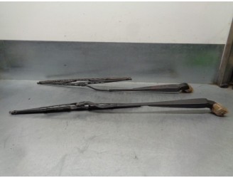 Recambio de brazo limpia delantero derecho para nissan cabstar 3.0 referencia OEM IAM 28886MB400 