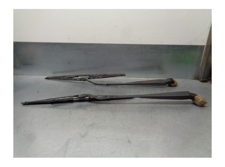 Recambio de brazo limpia delantero derecho para nissan cabstar 3.0 referencia OEM IAM 28886MB400 