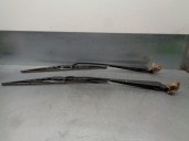 Recambio de brazo limpia delantero derecho para nissan cabstar 3.0 referencia OEM IAM 28886MB400 