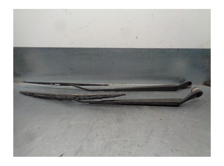 Recambio de brazo limpia delantero derecho para hyundai accent (mc) 1.4 cat referencia OEM IAM 