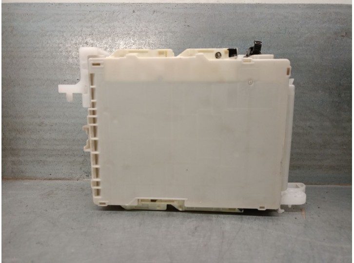 Recambio de caja reles / fusibles para toyota yaris (_p13_) 1.5 hybrid (nhp130_) referencia OEM IAM 8273052K40  8B270506