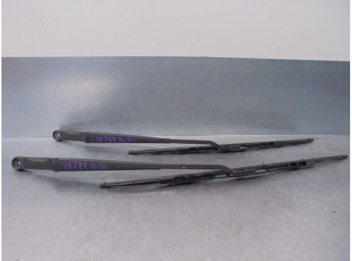 Replacement front right wiper arm for SEAT Ibiza (6K) 1.4 OEM IAM reference 6K1955407D 6K1955408D 