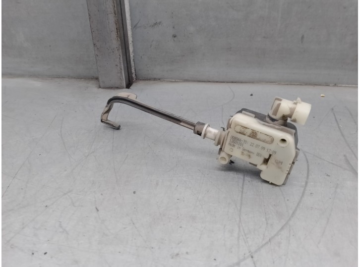 Recambio de motor tapa deposito combustible para opel insignia berlina 2.0 cdti cat referencia OEM IAM 13501151 