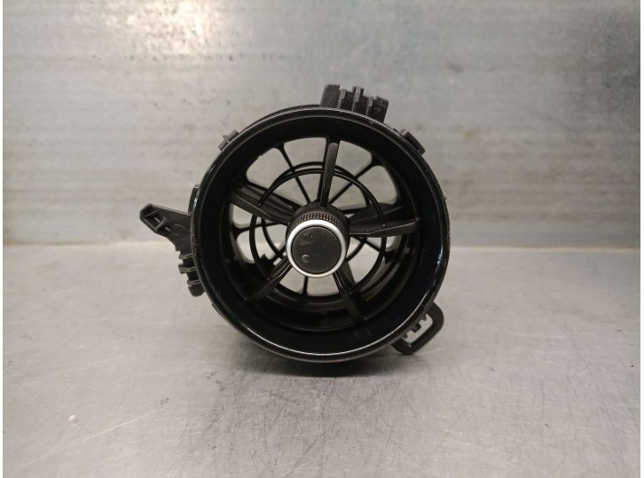 Recambio de aireador para toyota yaris (_p13_) 1.5 hybrid (nhp130_) referencia OEM IAM 5556862280  