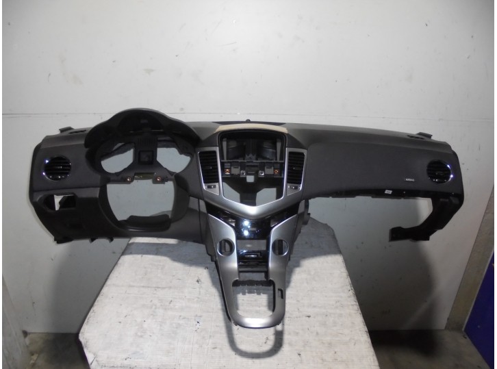 Recambio de salpicadero para chevrolet cruze 1.8 cat referencia OEM IAM NEGRO 