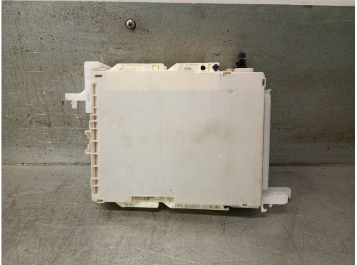 Recambio de caja reles / fusibles para toyota yaris (_p13_) 1.5 hybrid (nhp130_) referencia OEM IAM 8273052K40 