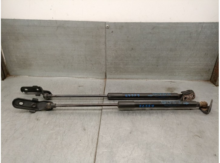 Replacement trunk / tailgate shock absorbers for Toyota Yaris (_P13_) 1.5 Hybrid (NHP130_) OEM IAM reference 689500D200 68960