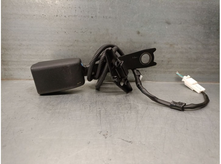 Recambio de enganche cinturon para toyota yaris (_p13_) 1.5 hybrid (nhp130_) referencia OEM IAM 732300D330C0 732300D330C0 